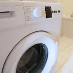 Apartament Cozy With 3 Bedroom Luxury Beds, Smart Tv, Wifi & Private Parking Spot *