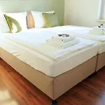 Apartament Cozy With 3 Bedroom Luxury Beds, Smart Tv, Wifi & Private Parking Spot