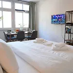 Cozy With 3 Bedroom Luxury Beds, Smart Tv, Wifi & Private Parking Spot Apartament *