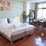 Apartament Cozy With 3 Bedroom Luxury Beds, Smart Tv, Wifi & Private Parking Spot Magdeburg