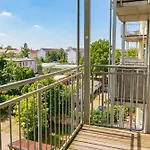 Cozy With 3 Bedroom Luxury Beds, Smart Tv, Wifi & Private Parking Spot *