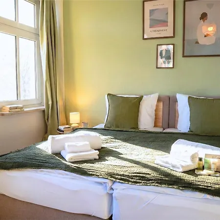 Cozy With 3 Bedroom Luxury Beds, Smart Tv, Wifi & Private Parking Spot شقة