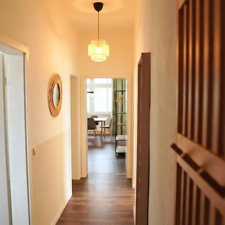 Cozy With 3 Bedroom Luxury Beds, Smart Tv, Wifi & Private Parking Spot شقة