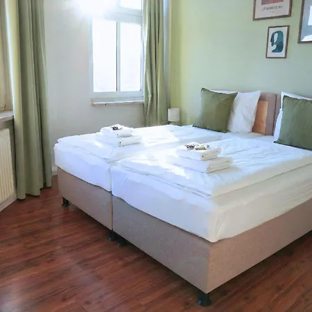 Cozy With 3 Bedroom Luxury Beds, Smart Tv, Wifi & Private Parking Spot * Magdeburk