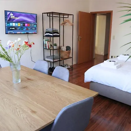 Cozy With 3 Bedroom Luxury Beds, Smart Tv, Wifi & Private Parking Spot *