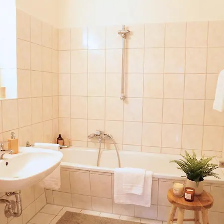 Cozy With 3 Bedroom Luxury Beds, Smart Tv, Wifi & Private Parking Spot