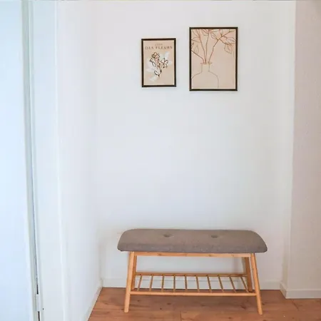 Apartmán Cozy With 3 Bedroom Luxury Beds, Smart Tv, Wifi & Private Parking Spot