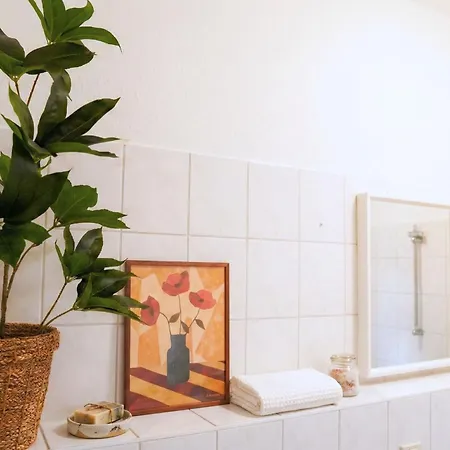 Cozy With 3 Bedroom Luxury Beds, Smart Tv, Wifi & Private Parking Spot شقة *