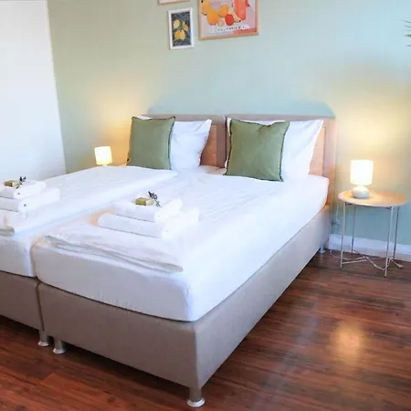 Cozy With 3 Bedroom Luxury Beds, Smart Tv, Wifi & Private Parking Spot شقة