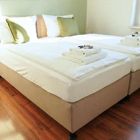 شقة Cozy With 3 Bedroom Luxury Beds, Smart Tv, Wifi & Private Parking Spot