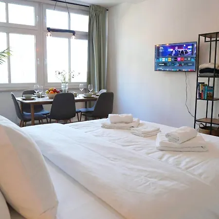 Cozy With 3 Bedroom Luxury Beds, Smart Tv, Wifi & Private Parking Spot شقة *