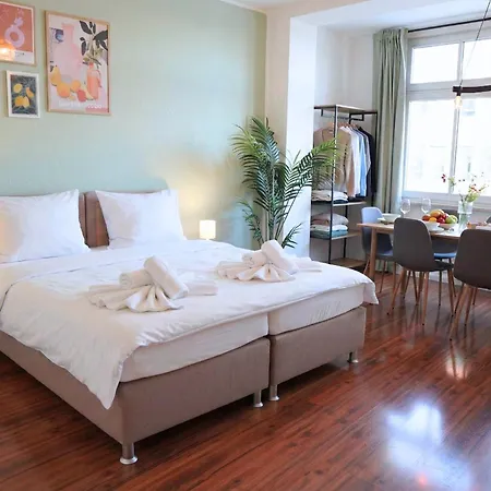 شقة Cozy With 3 Bedroom Luxury Beds, Smart Tv, Wifi & Private Parking Spot ماغديبورغ