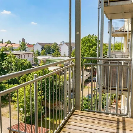 Cozy With 3 Bedroom Luxury Beds, Smart Tv, Wifi & Private Parking Spot *