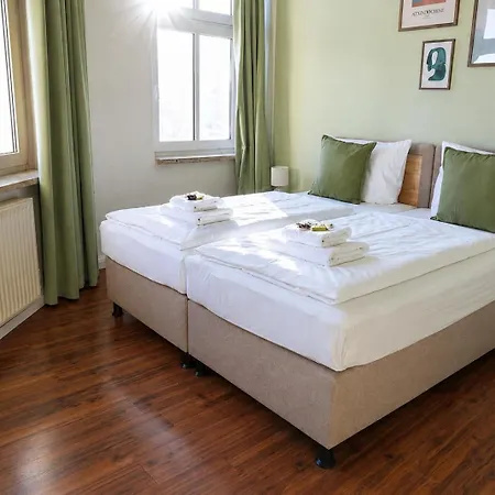 شقة Cozy With 3 Bedroom Luxury Beds, Smart Tv, Wifi & Private Parking Spot ماغديبورغ