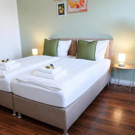 Cozy With 3 Bedroom Luxury Beds, Smart Tv, Wifi & Private Parking Spot شقة *