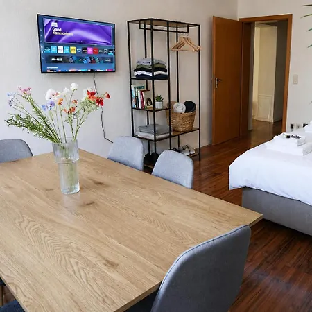Cozy With 3 Bedroom Luxury Beds, Smart Tv, Wifi & Private Parking Spot *