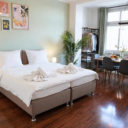 Cozy With 3 Bedroom Luxury Beds, Smart Tv, Wifi & Private Parking Spot