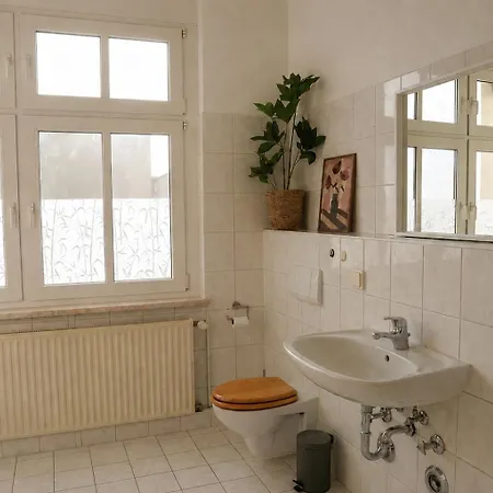 Cozy With 3 Bedroom Luxury Beds, Smart Tv, Wifi & Private Parking Spot شقة