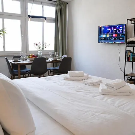 شقة Cozy With 3 Bedroom Luxury Beds, Smart Tv, Wifi & Private Parking Spot *