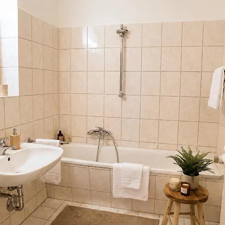Cozy With 3 Bedroom Luxury Beds, Smart Tv, Wifi & Private Parking Spot شقة *