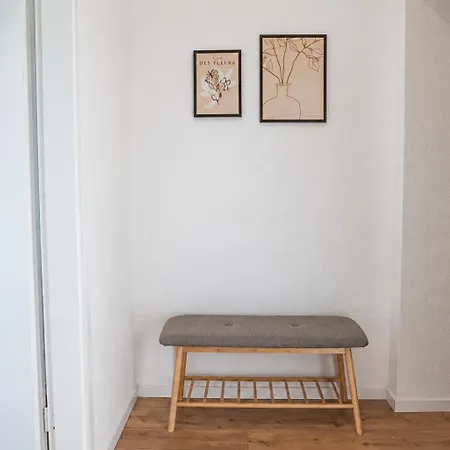 Cozy With 3 Bedroom Luxury Beds, Smart Tv, Wifi & Private Parking Spot