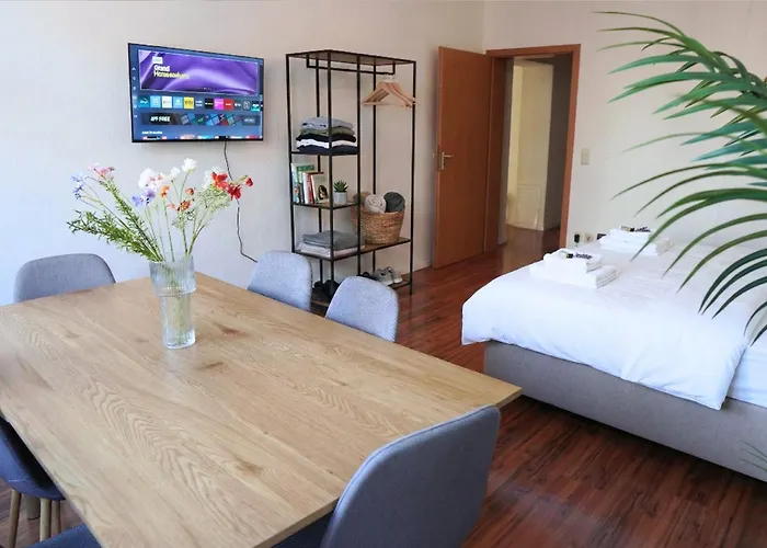 Cozy With 3 Bedroom Luxury Beds, Smart Tv, Wifi & Private Parking Spot *