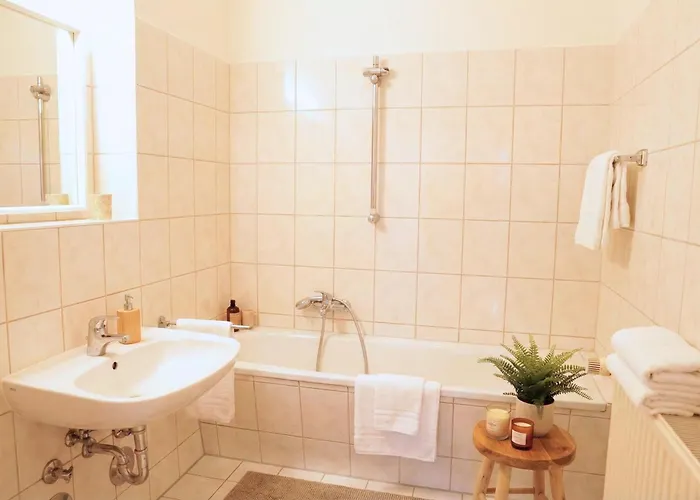 Cozy With 3 Bedroom Luxury Beds, Smart Tv, Wifi & Private Parking Spot