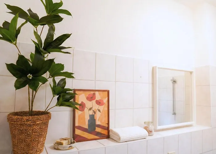 Cozy With 3 Bedroom Luxury Beds, Smart Tv, Wifi & Private Parking Spot Apartment *