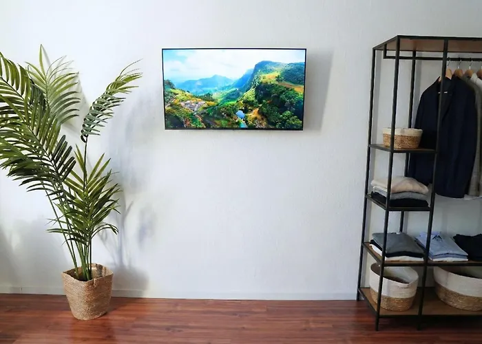 Cozy With 3 Bedroom Luxury Beds, Smart Tv, Wifi & Private Parking Spot * Magdeburk