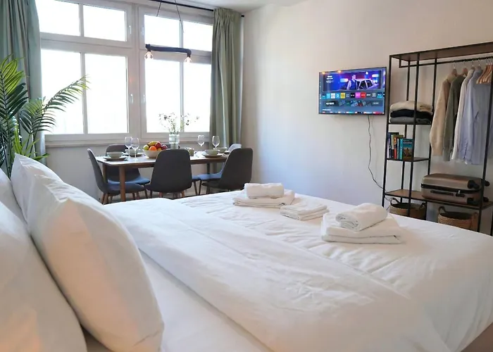 Cozy With 3 Bedroom Luxury Beds, Smart Tv, Wifi & Private Parking Spot Apartment *