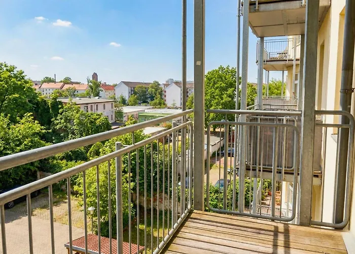 Cozy With 3 Bedroom Luxury Beds, Smart Tv, Wifi & Private Parking Spot *